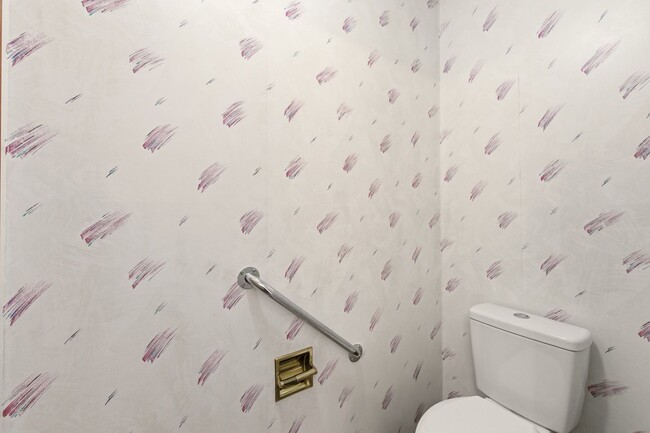 Building Photo - Deer Pointe Village Townhome Feautures 2 P...