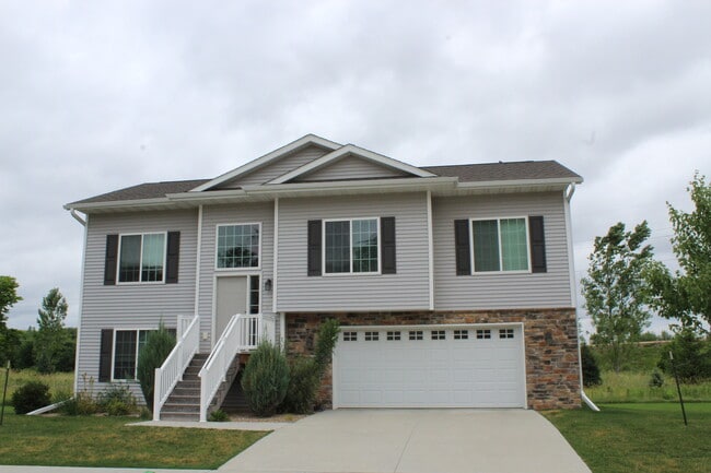 Building Photo - Mackinaw Village - 4 BDRM Home