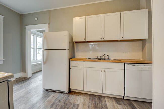 Building Photo - Freshly Updated 3 Bedroom Home