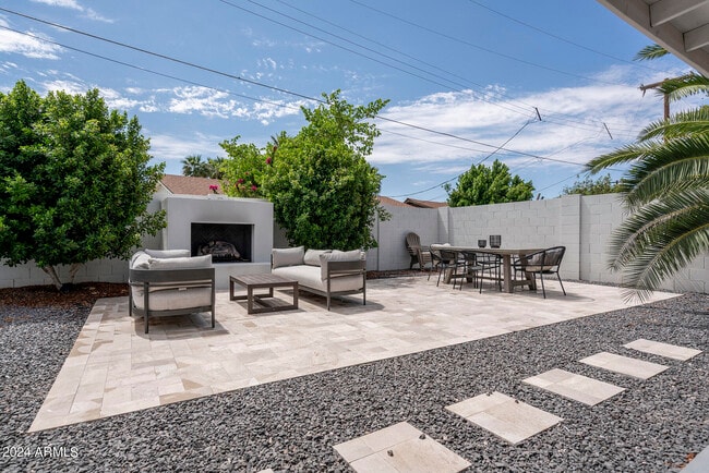 Building Photo - 8725 E Bonnie Rose Ave