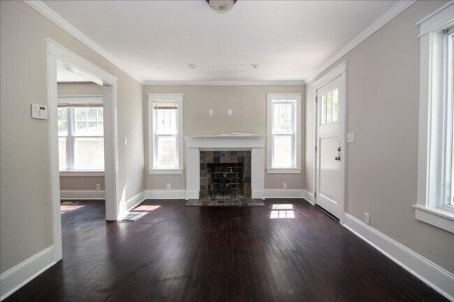 Building Photo - Newly Renovated 3/2 Feet From Atlanta Belt...