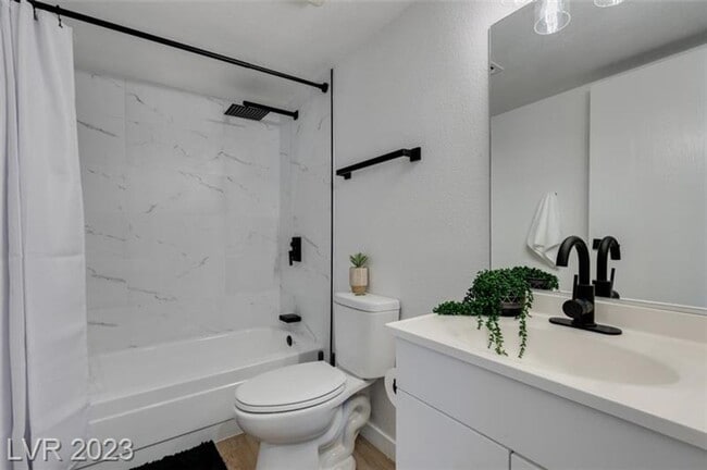 Building Photo - Gorgeous, fully-renovated and furnished co...
