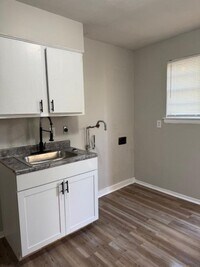 Building Photo - Newly Renovated House on a quiet Street