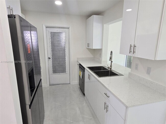 Building Photo - 600 SW 8th Pl