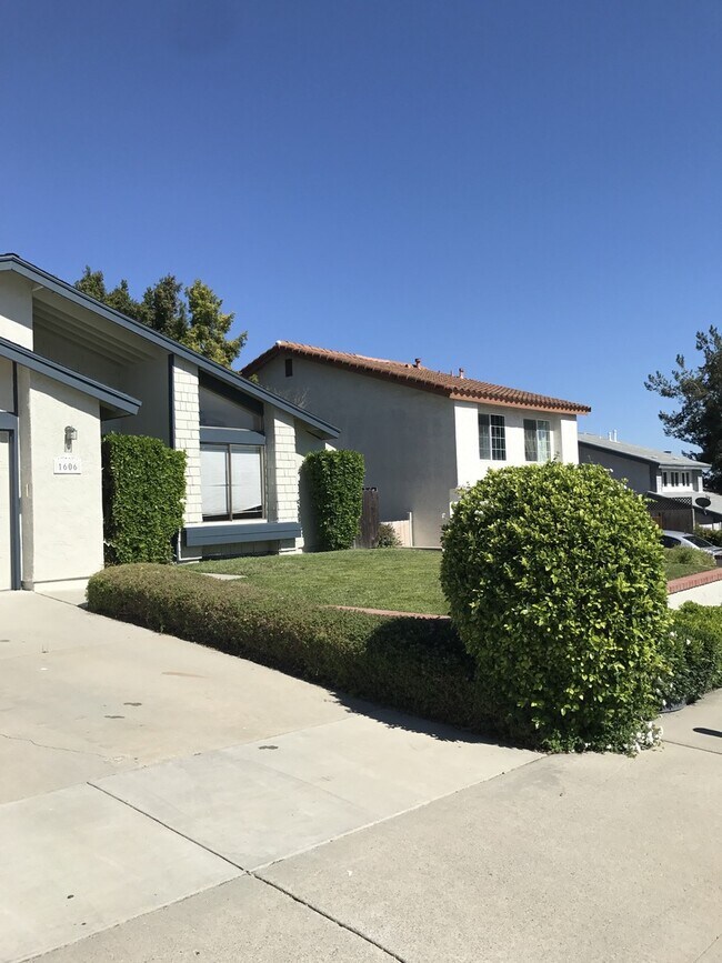 Building Photo - $4,200 p/mo - 3br/2ba in one of Oceanside's finest neighborhoods