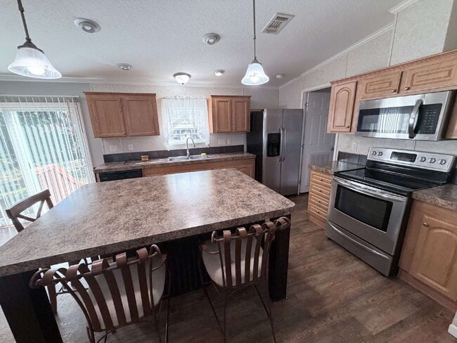 Building Photo - "Serene 3-Bed, 2-Bath Home in Auburndale - 1152 Sq Ft of Comfort on Hickory Rd!"