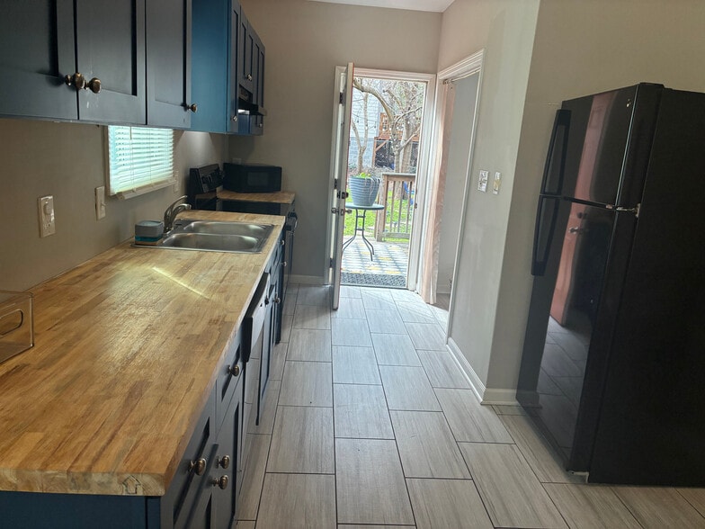 Building Photo - Room in House on Mayson Turner Rd NW