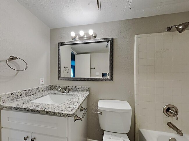 Building Photo - 2822 Canary Ln
