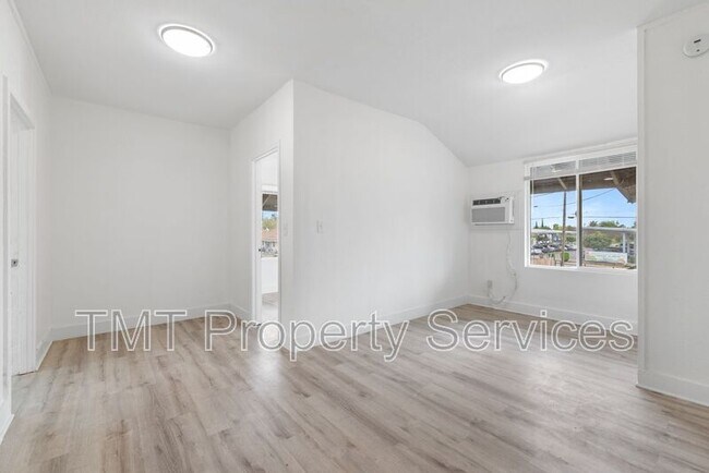 Building Photo - 1647 E 6th St