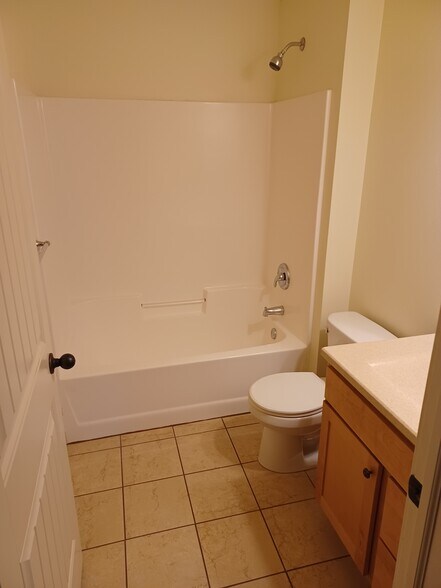 2nd floor full bath - 2320 Peters Dr