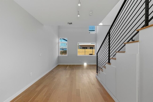 Building Photo - 2002 E 7th St