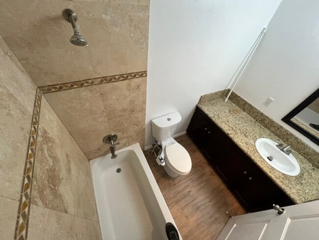 Building Photo - 3 BD 1 Full Bath Remodeled Upstairs Condo
