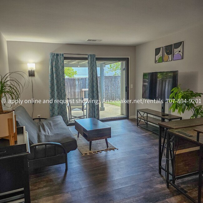 Building Photo - Exquisitely Updated Condo - Must See