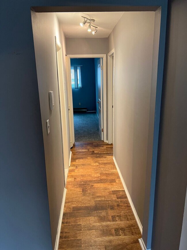 Building Photo - Beautiful 2 bedroom, 1.5 bath Condo in Wes...