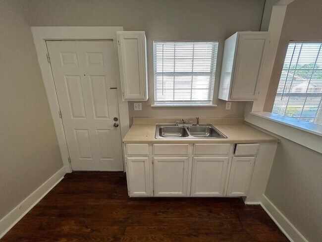 Building Photo - MOVE IN SPECIAL! One Bedroom One Bathroom ...