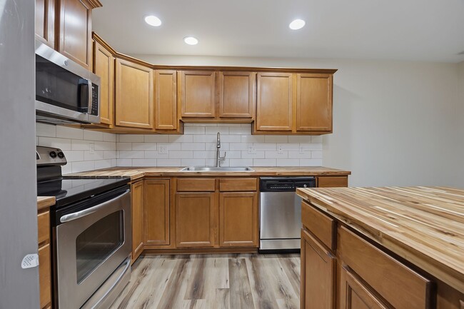 Building Photo - 3 bedroom 2.5 bath
