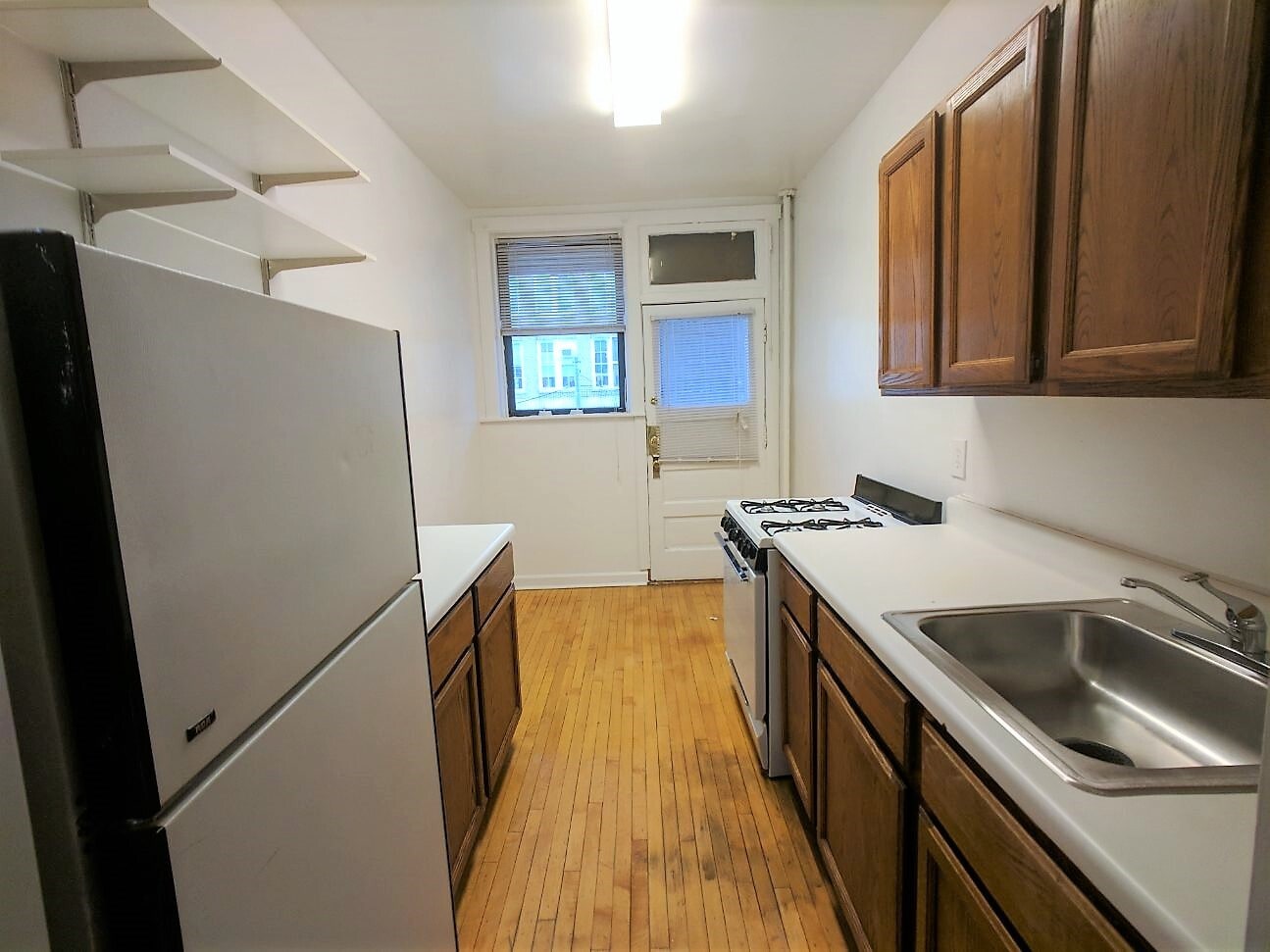 Building Photo - 812 W Waveland Ave