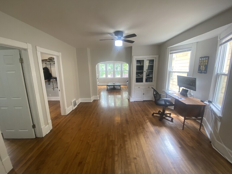 Dining Room - 2725 N Bremen St