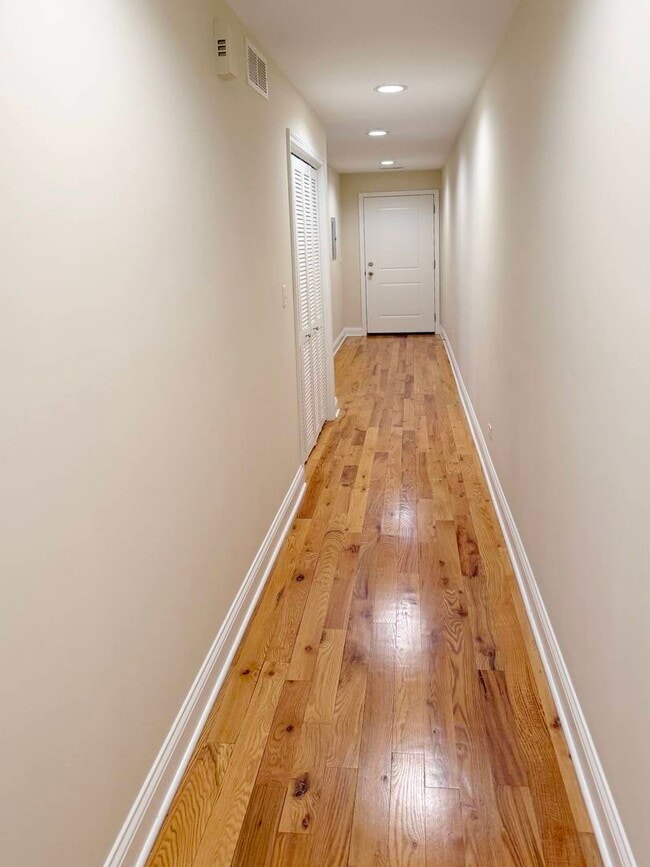 Building Photo - 2842 S Union Ave