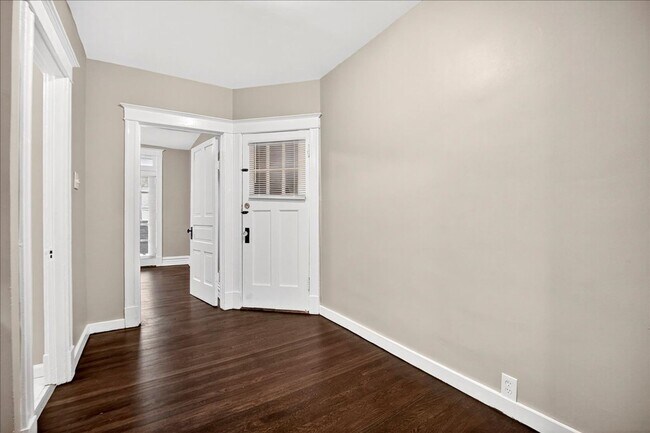 Building Photo - Sh'Cuuute!