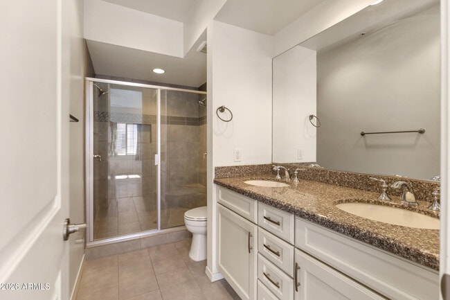 Building Photo - 421 W 6th St