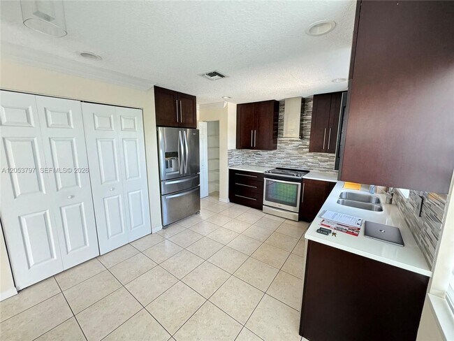 Building Photo - 7129 Crescent Creek Pl
