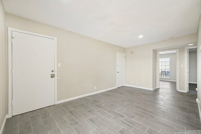 Building Photo - 10609 Starcrest Dr