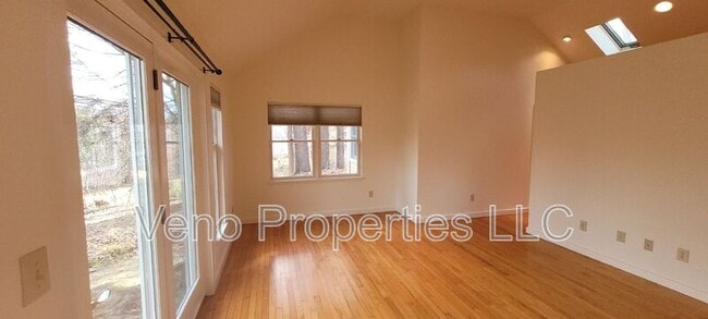 Building Photo - 16 Maple Ave