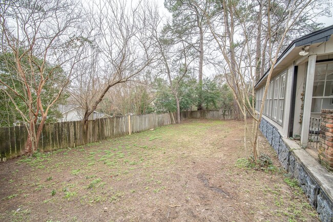 Building Photo - Great Home for a Large Family--Close to Sh...