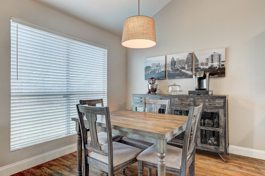 Building Photo - 1307 Rambling Cv