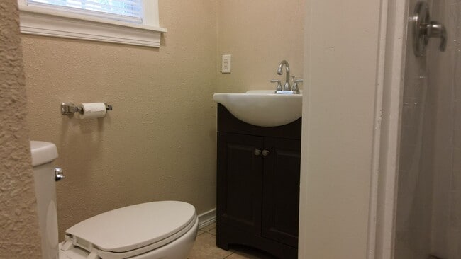 Building Photo - 2 Bedroom 1 Bath Duplex
