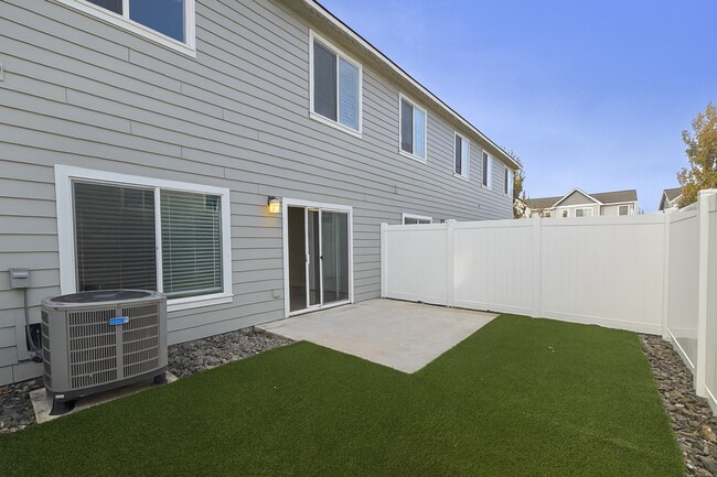 Building Photo - Modern Comfort Meets Convenience