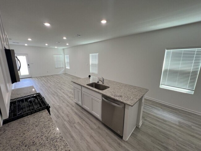 Building Photo - Charming 3 Bed, 2 Bath Home in Prime Locat...