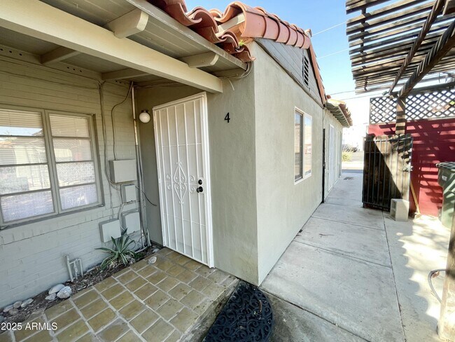 Building Photo - 602 E San Juan Ave
