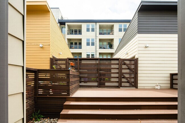 Building Photo - Modern 3 bed / 4 bath, 3 story townhome!