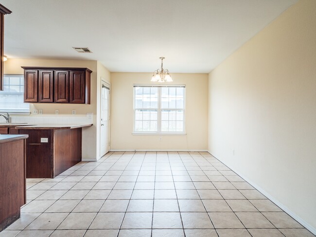 Building Photo - 2402 SW 19th St