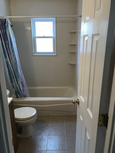 Full Bathroom - 88 Belair Dr
