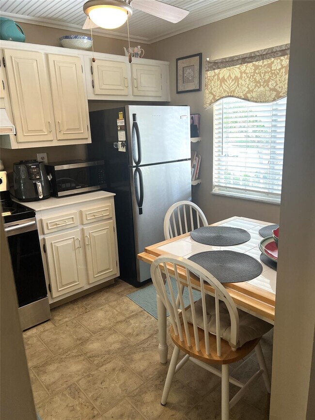 Building Photo - 4801 Martinique Pl