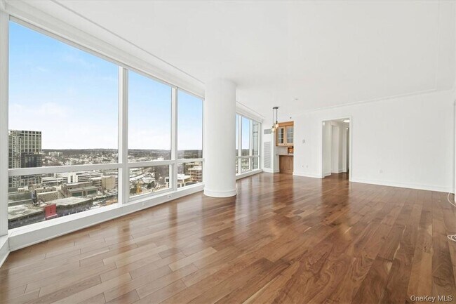 Building Photo - 5 Renaissance Square