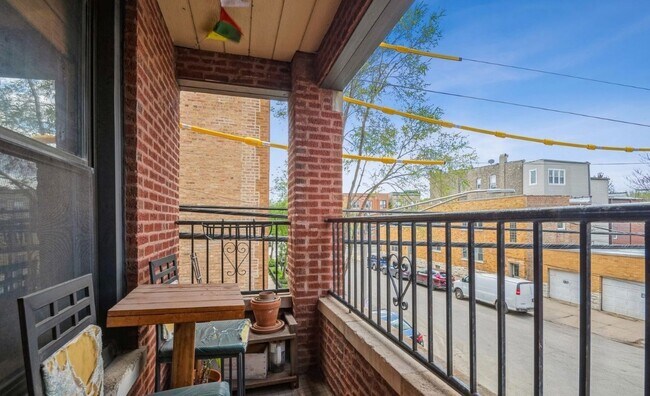 Building Photo - Bright 2 Bed 2 Bath in the Ukranian Village area