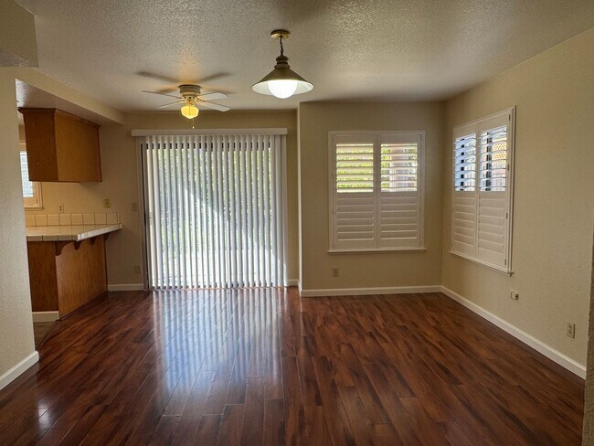 Building Photo - Roseville home with new carpet, paint, & shutters. Landscaper included!