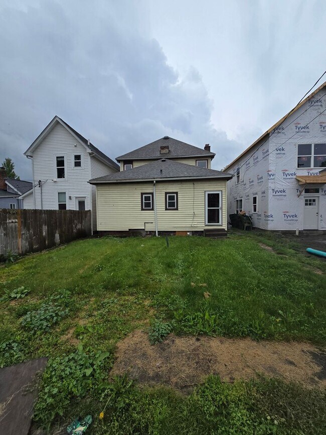 Building Photo - 4 BEDROOM SINGLE FAMILY HOME