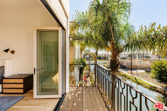 Building Photo - 3807 Vía Dolce