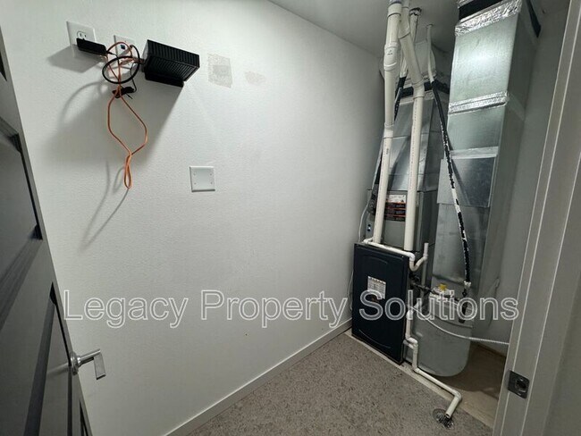 Building Photo - 208 E Greenfield Ln