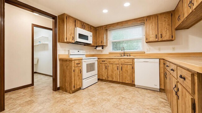 Building Photo - 35025 Raintree Dr