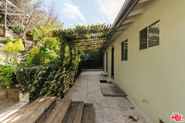 Building Photo - 2042 Sanborn Ave