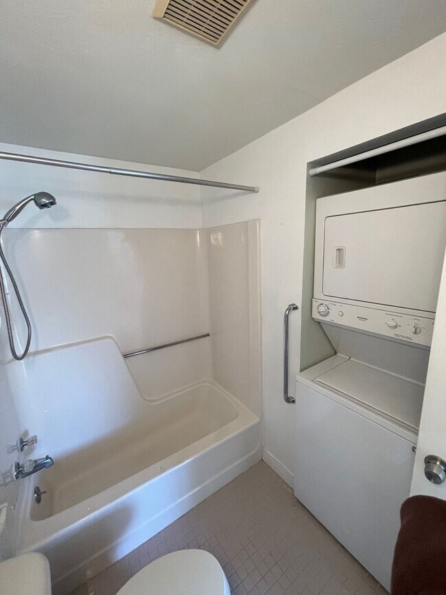 Building Photo - Charming 2BR Condo in Niagara Falls