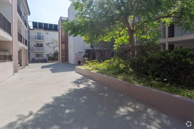 Courtyard - Mariposa Apartments