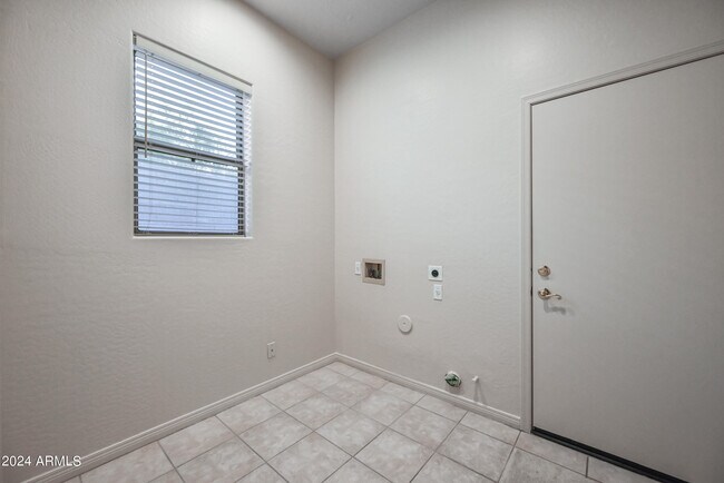 Building Photo - 6572 Shooting Star Way