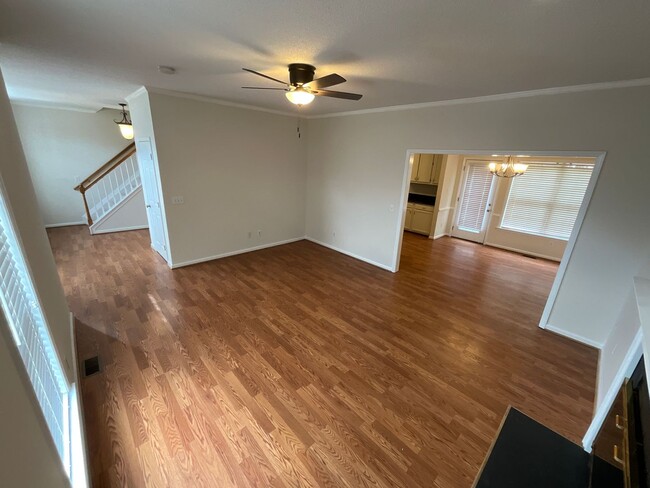 Building Photo - Beautiful 3 bed, 2.5 bath + Bonus room Loc...